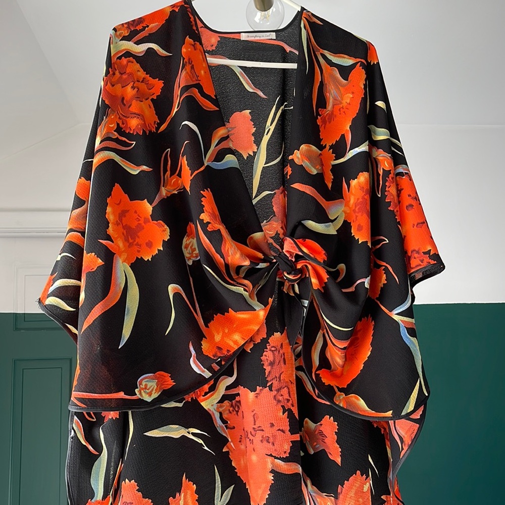 Kimono with black piping detail